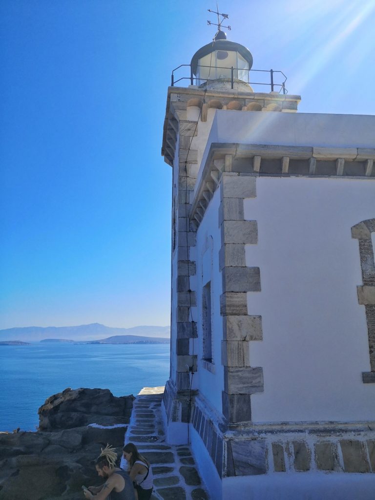 Vue de près du phare de Paros