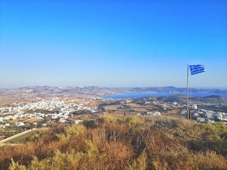 Vue en hauteur de Milos, avec drapeau grec