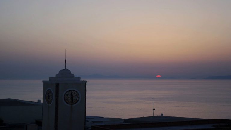 Coucher de soleil depuis un rooftop Oia, Santorin