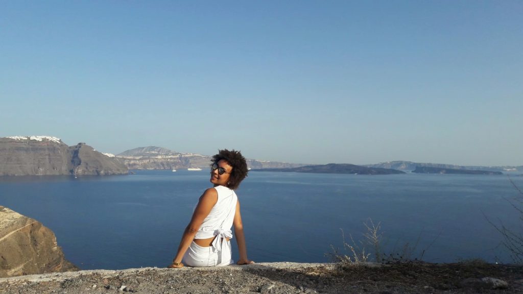 Oia pose de Museoftravel devant la caldera