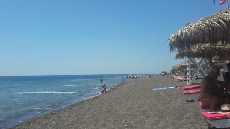 Santorin, plage de Perissa, sable noir