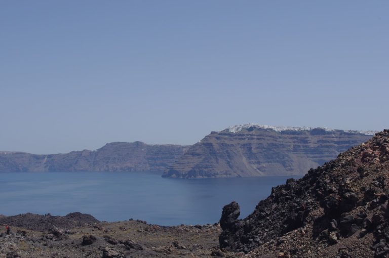 Vue sur Fira depuis le cratère de Santorin