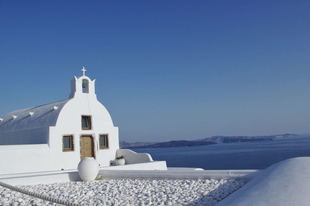 Santorin vue sur la Caldera avec une chapelle