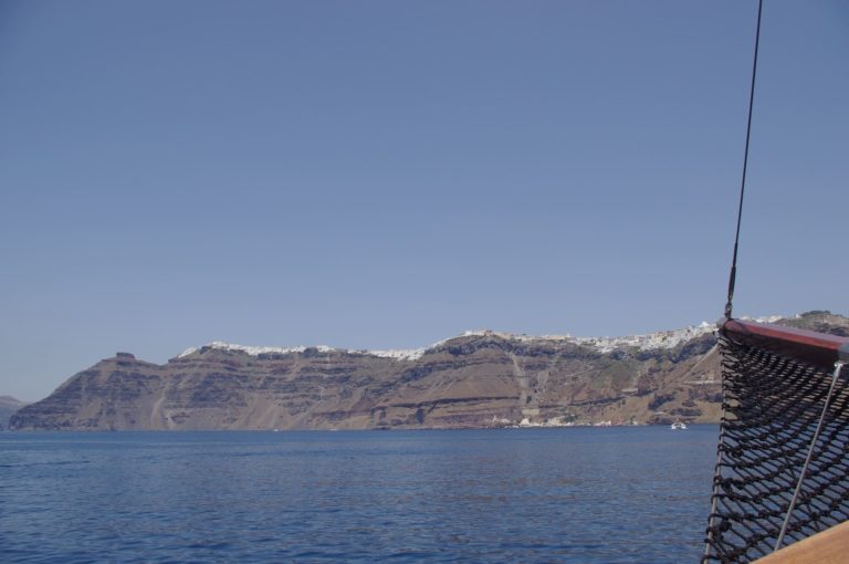 cratère de Santorin vue depuis le bateau