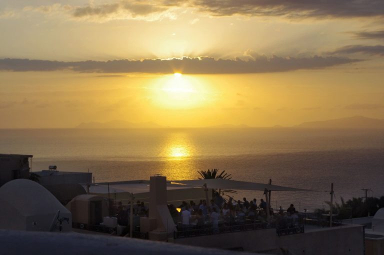 Vue du sunset depuis le rooftop à Oia Santorin