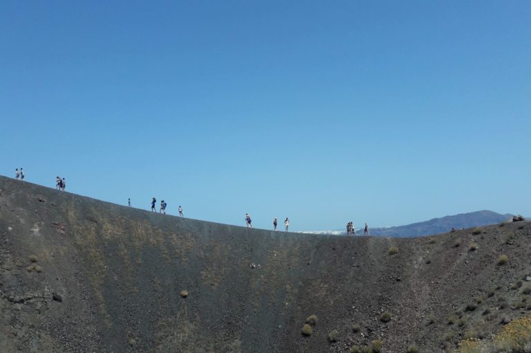 vue depuis le cratère à Santorin